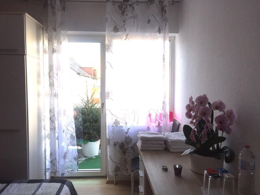 Privatzimmer Am Rathaus Cassel Extérieur photo